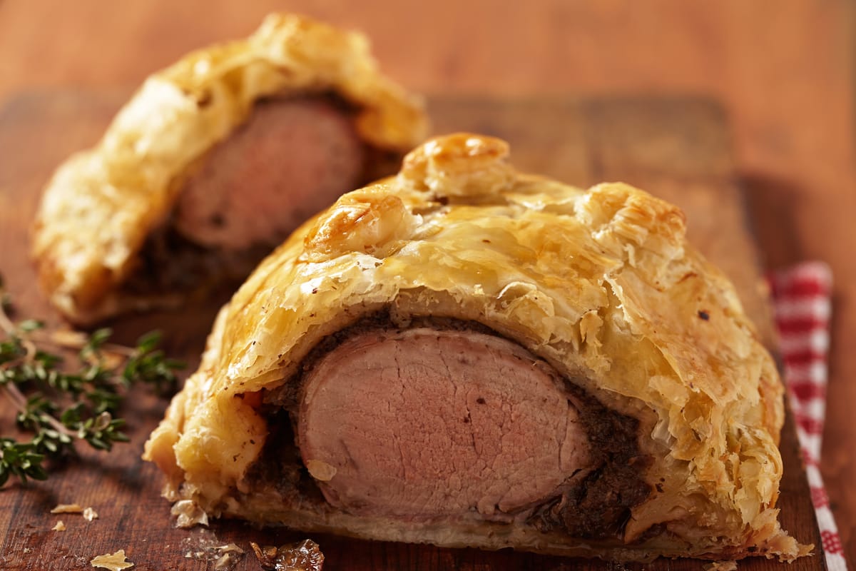 Schweinefilet in Kruste für ein festliches Abendessen: Ich habe einen hervorragenden Eindruck hinterlassen, ohne viel Geld auszugeben, und die Gäste haben alles bis auf den letzten Krümel aufgegessen.