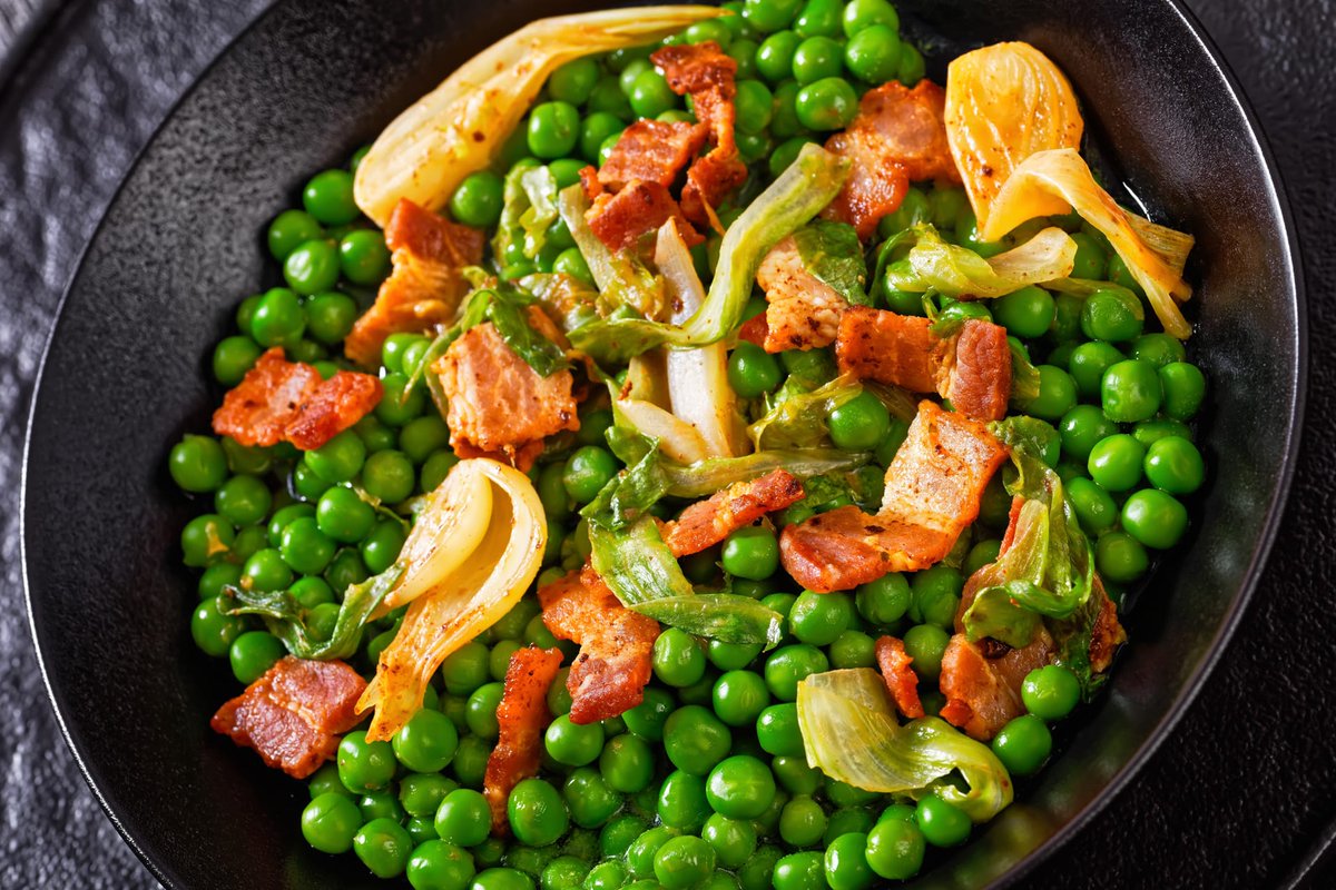 Speck, Erbsen und Zwiebeln – das ist alles, was Sie für die Zubereitung einer exklusiven Beilage benötigen, die allen ohne Ausnahme schmeckt.