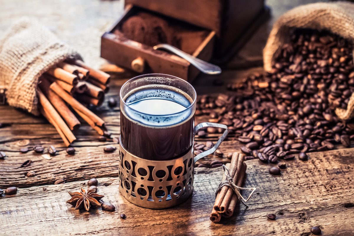 Fügen Sie es anstelle von Milch oder Sahne zu Ihrem Kaffee hinzu. Eine kleine Menge reicht aus, um Ihre Gesundheit zu fördern