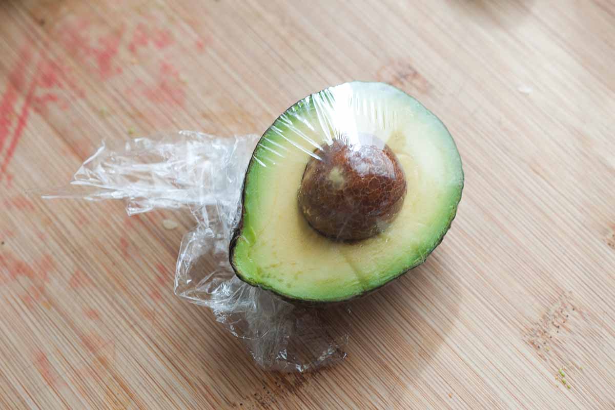 Geschnittene Avocados bleiben frisch und werden nicht braun, wenn man sie mit einem bestimmten Gegenstand aufbewahrt