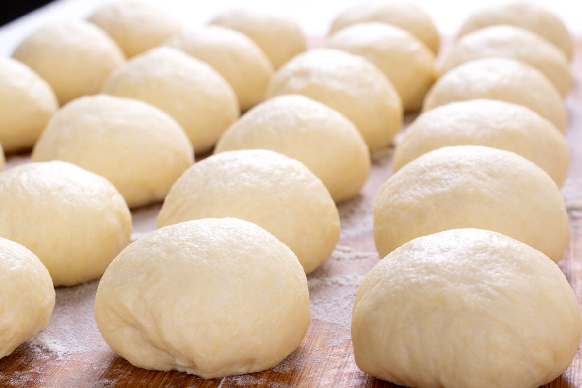 Sie werden nicht glauben, was ich mit Skyr mache. Diese Brötchen sind besser als die aus der Bäckerei und bestehen aus nur drei Zutaten.