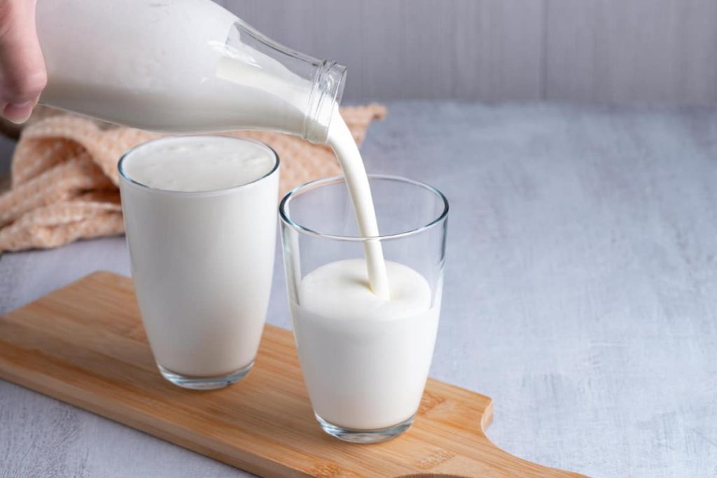 Wenn Sie täglich Kefir trinken, wird es Sie interessieren, was die Wissenschaft über die Auswirkungen auf Ihren Magen herausgefunden hat