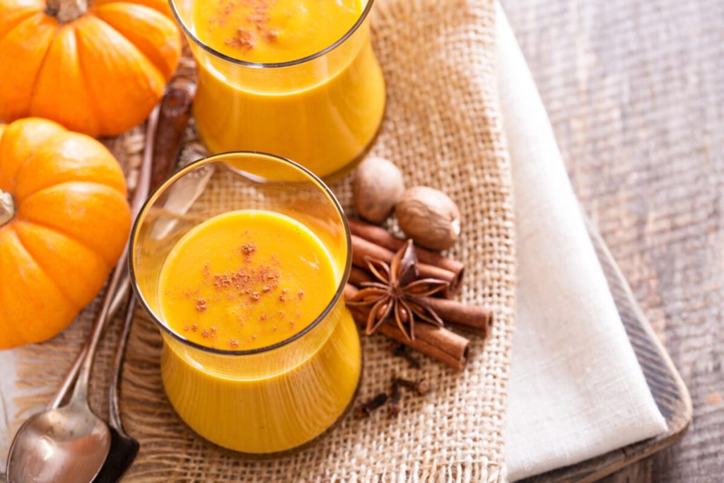 Ein wärmender Herbstcocktail ist in wenigen Minuten zubereitet. Gute Laune garantiert.