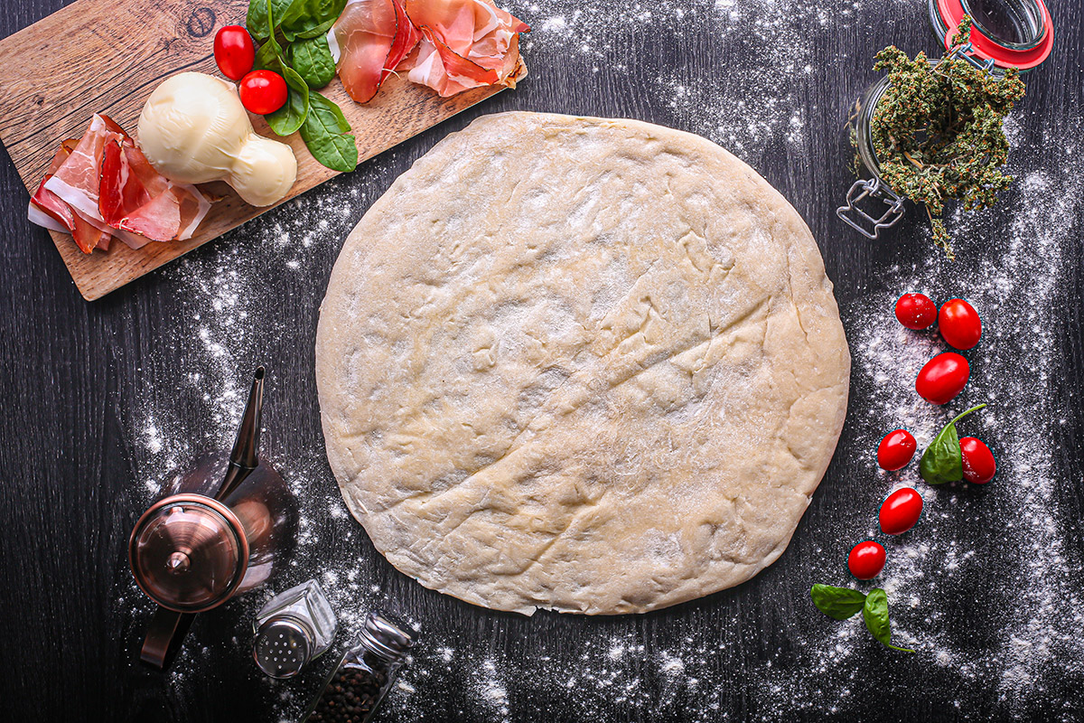 Wie man Pizzateig zu Hause zubereitet: Hier ist das endgültige Rezept