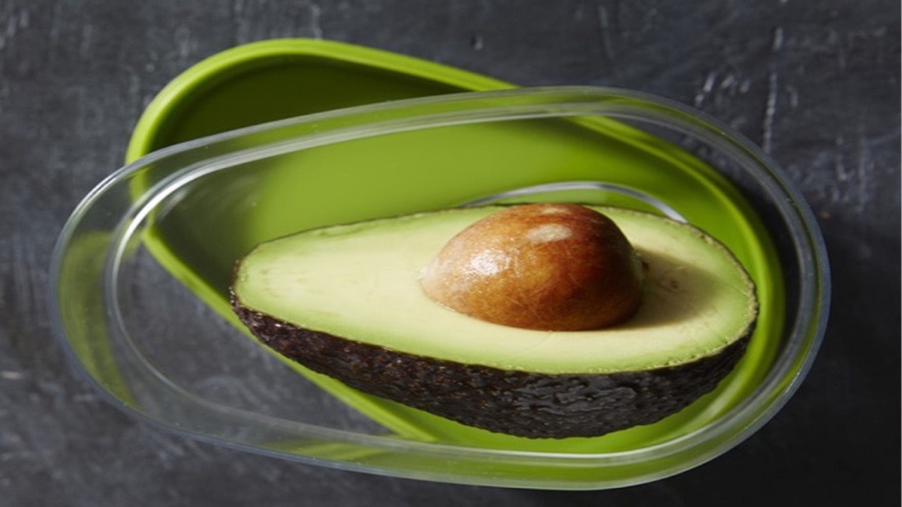 Geschnittene Avocados bleiben frisch und werden nicht braun, wenn man sie mit einem bestimmten Gegenstand aufbewahrt