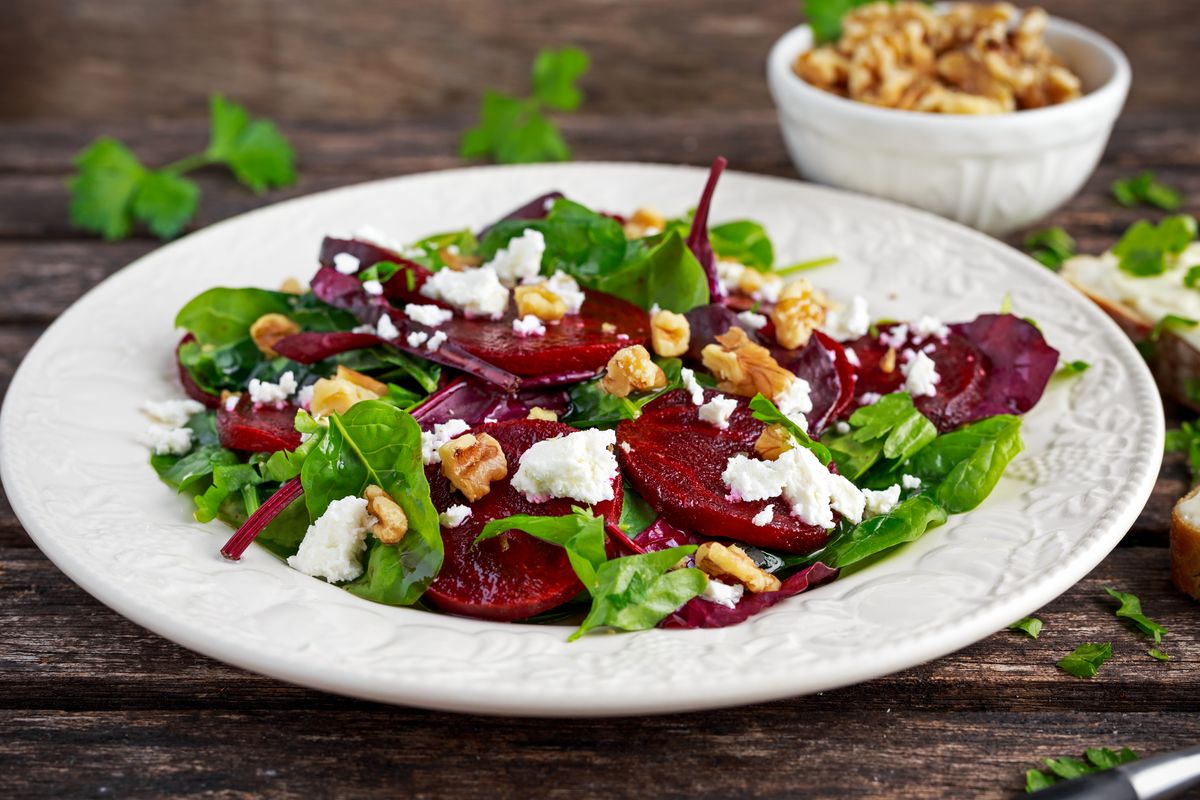 Eine Ballaststoffbombe für die Fingerspitzen. Reinigen Sie Ihren Körper mit einem Salat aus Rote Beete, Feta und Walnüssen