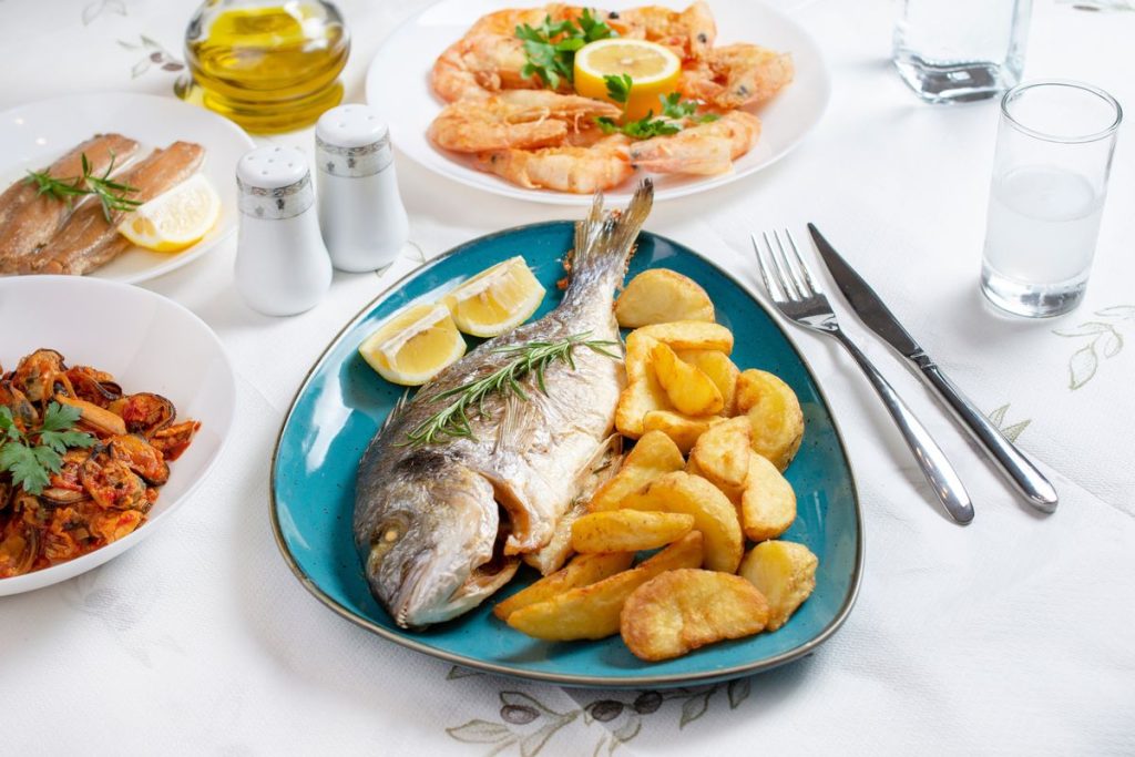 Dorade mit Zitrone, Kartoffeln und Zwiebeln: ein klassisches, einfaches und sehr leckeres Rezept für die Zubereitung im Backofen.