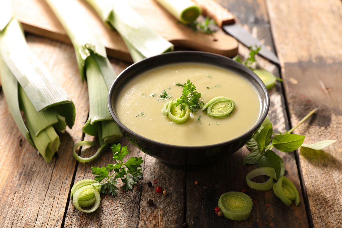 Neben Kürbis und Zucchini: fünf Gemüse- und Proteinsuppen, die ideal für den Herbst sind