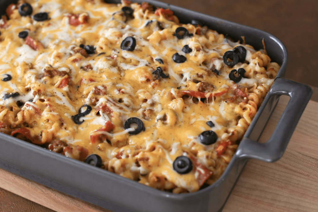 Ein einfaches Auflaufgericht, ähnlich wie Pizza. Ich nehme Nudeln, ein paar Zutaten und bereite das Abendessen für meine Familie zu