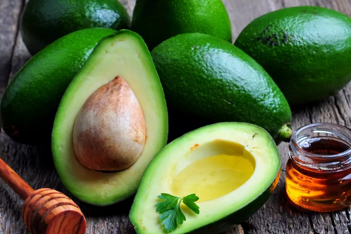 Wie erkennt man, ob eine Avocado cremig und geschmacksintensiv ist? Lernen Sie einfache Tricks, mit denen Sie jedes Mal die perfekte Frucht auswählen können.