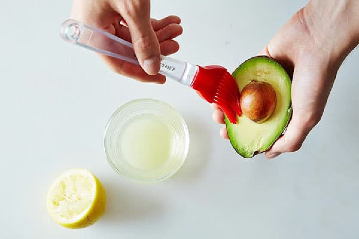 Geschnittene Avocados bleiben frisch und werden nicht braun, wenn man sie mit einem bestimmten Gegenstand aufbewahrt
