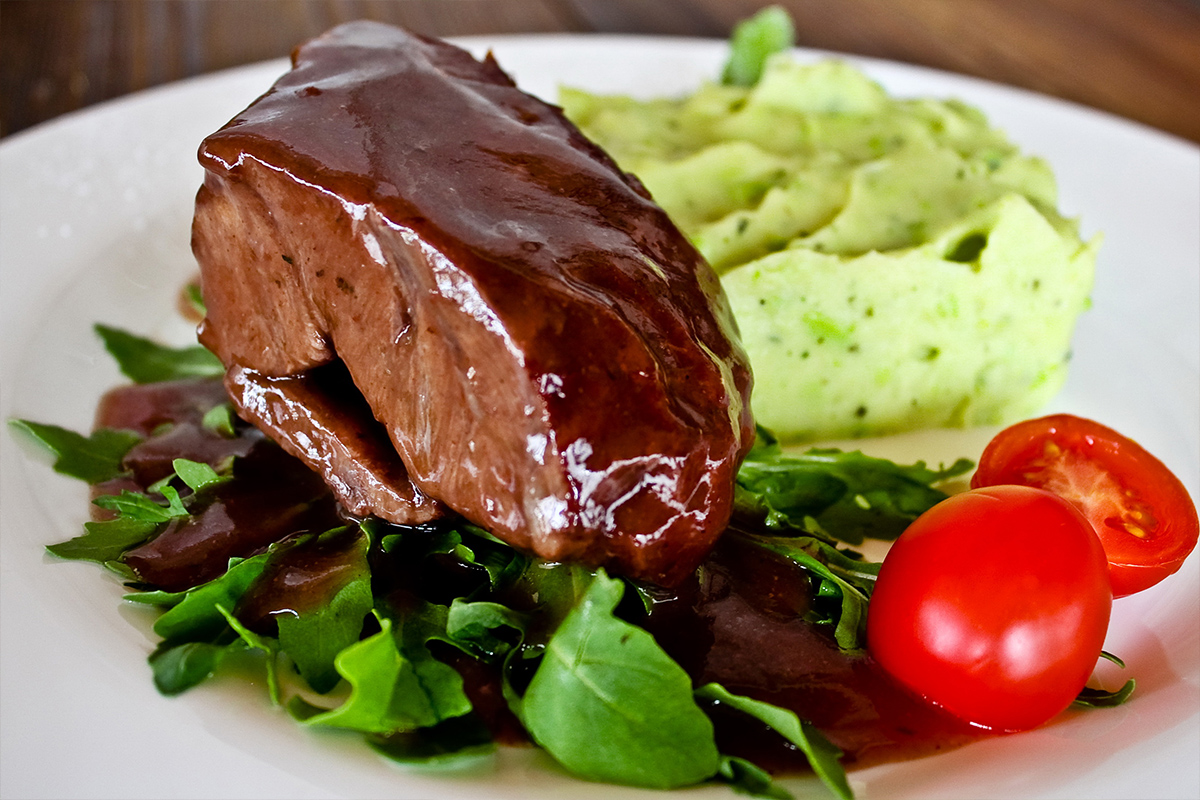 Eine der magersten Arten von rotem Fleisch, aber wenig beliebt. Es lohnt sich, es zu essen, wenn die Gelenke schmerzen und man an Anämie leidet.