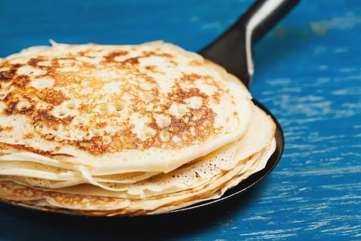Ich füge es zum Teig hinzu. Die Pfannkuchen werden zart, weich und zerreißen nicht.