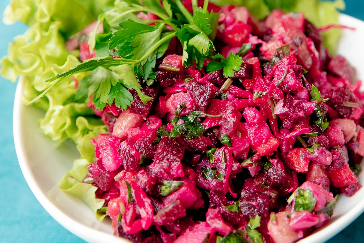 Reiben Sie Rote Beete und Salzgurken! Bereiten Sie einen Salat zu, der Ihren Darm stärkt
