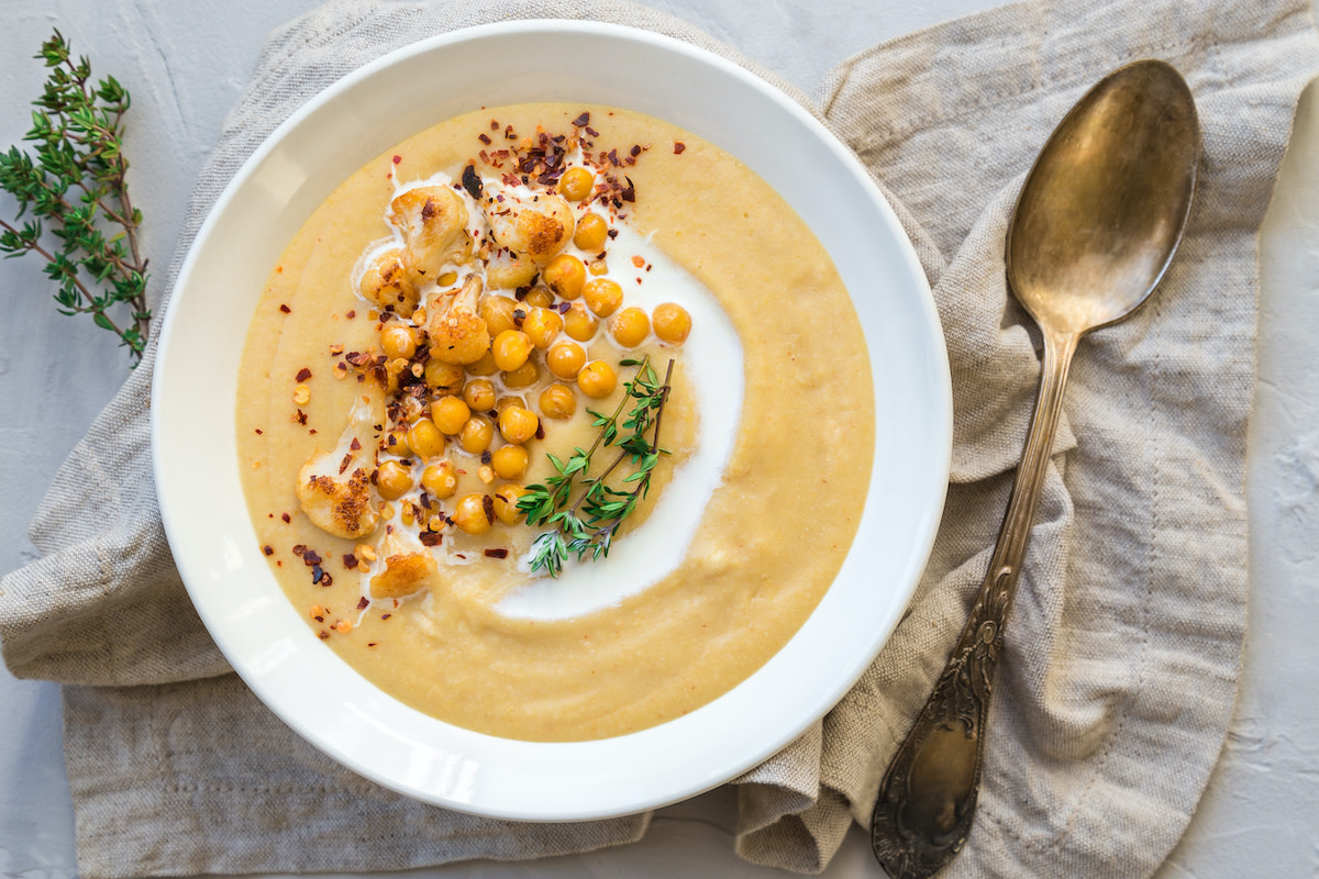 Neben Kürbis und Zucchini: fünf Gemüse- und Proteinsuppen, die ideal für den Herbst sind