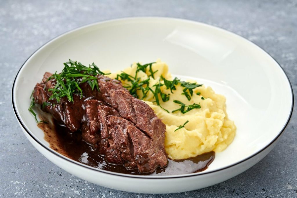 Eine der magersten Arten von rotem Fleisch, aber wenig beliebt. Es lohnt sich, es zu essen, wenn die Gelenke schmerzen und man an Anämie leidet.