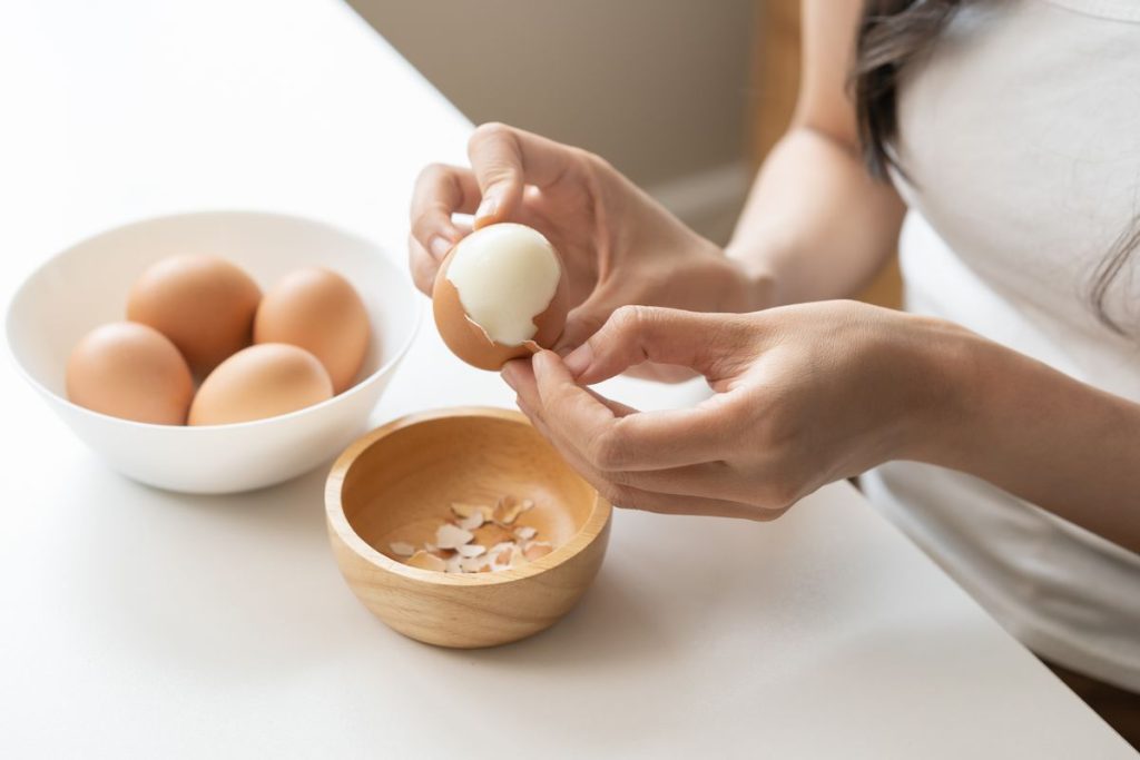 Wie kann man leicht schälen, ohne sie zu beschädigen? Das richtige Kochen und Schälen von Eiern ist eine Kunst für sich
