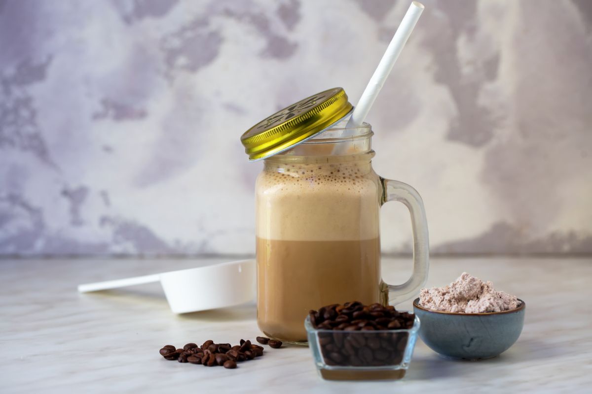 Geben Sie einen Teelöffel in Ihren Morgenkaffee. Ihr Haar und Ihre Haut werden wie in der Werbung aussehen