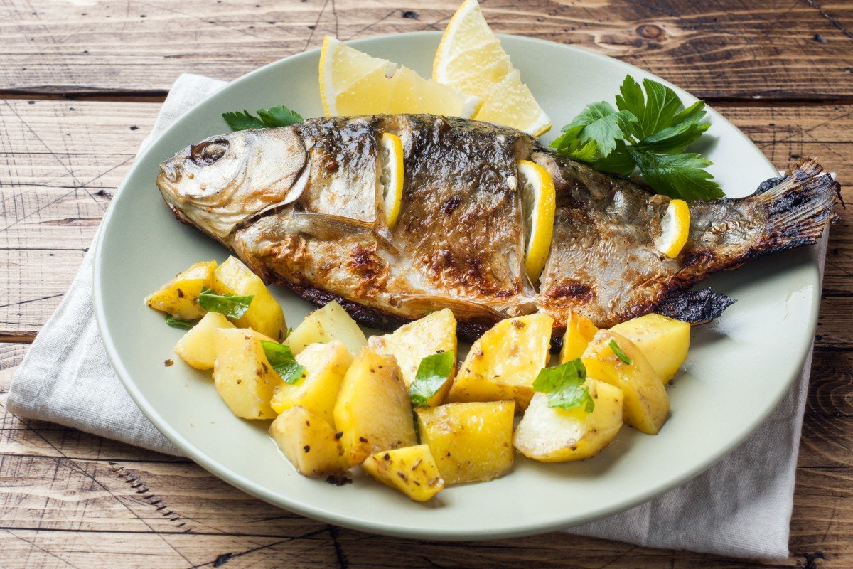 Dorade mit Zitrone, Kartoffeln und Zwiebeln: ein klassisches, einfaches und sehr leckeres Rezept für die Zubereitung im Backofen.