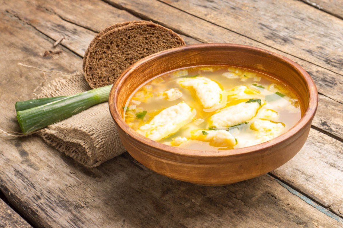 Diese Suppe wärmt angenehm, und der Kloß ist einfach poetisch