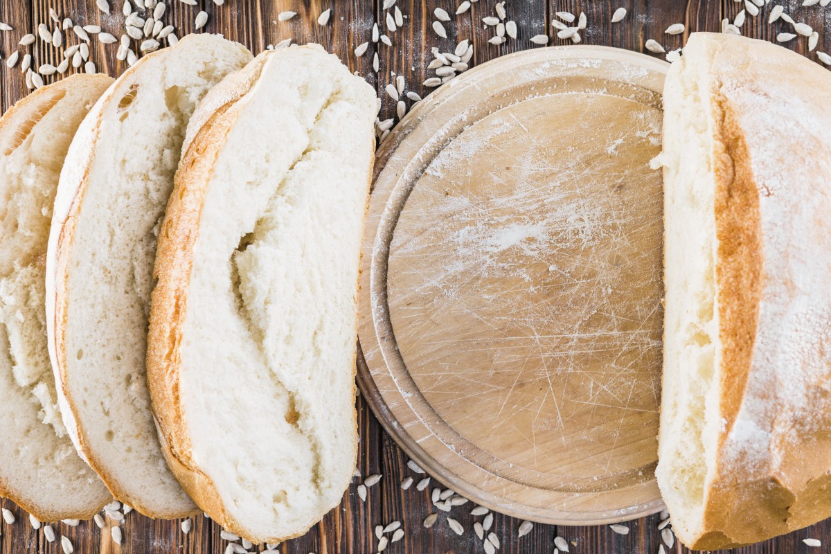 Es handelt sich nicht um Kefir oder Buttermilch. Fügen Sie es einfach hinzu und vergessen Sie hartes Brot. Es wird weich und bleibt lange frisch.