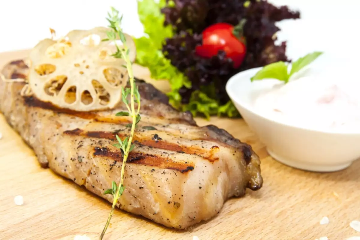 Welcher Fisch ohne Gräten ist eine Alternative zu Lachs? Eine günstigere und weniger fettige Alternative. Ideal für ein leckeres Mittagessen.