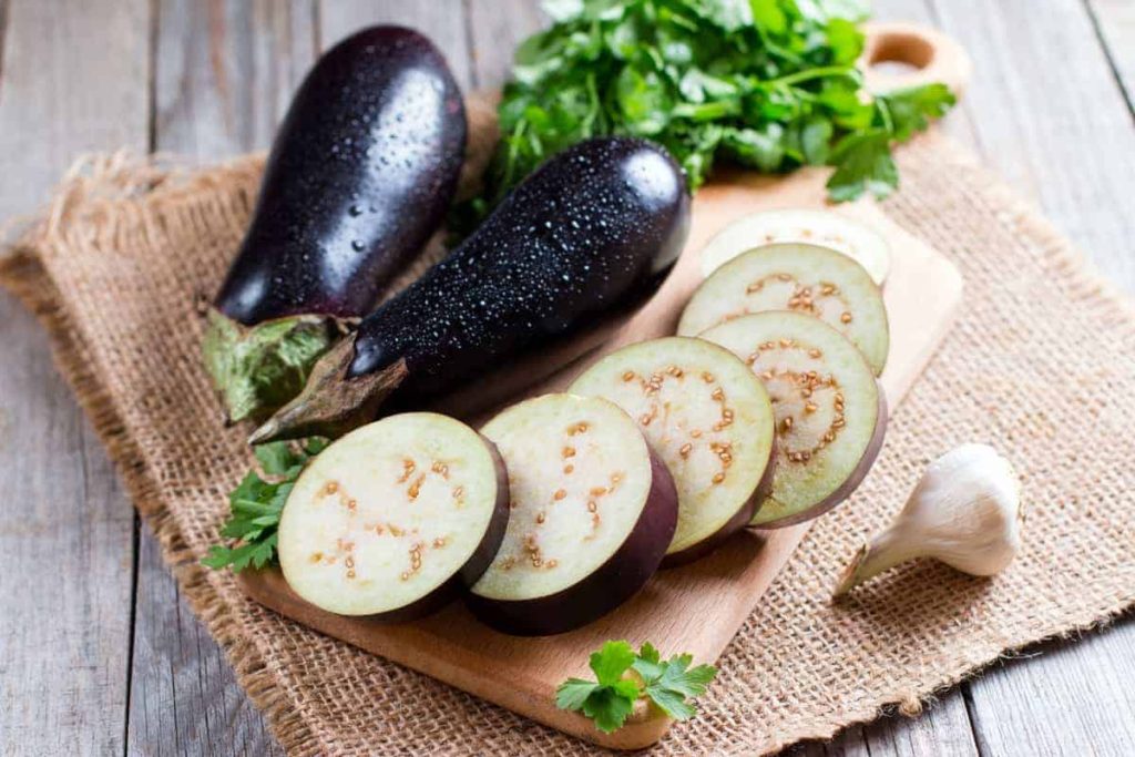 Dieses Gemüse stammt ursprünglich aus den Tropen, ist aber bei uns in jedem Geschäft erhältlich. Es ist kalorienarm, fördert die Verdauung und ist für Diabetiker geeignet.