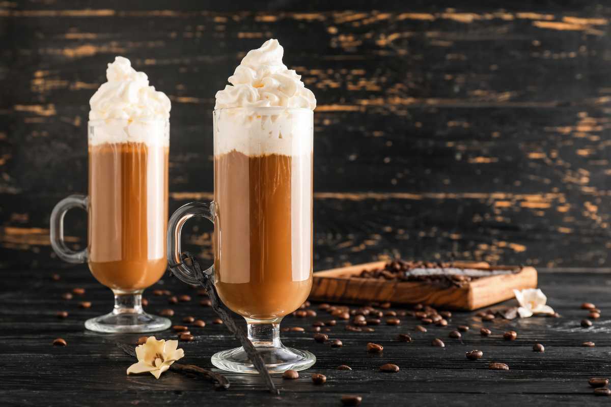Kaffee mit aromatischem Zusatz unterdrückt den Appetit. Eine Prise reicht aus, um Kopfschmerzen und Stress zu lindern