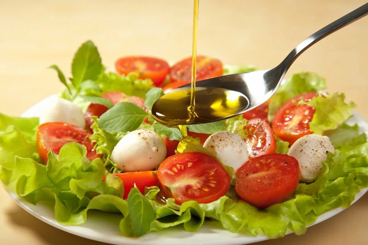 Fügen Sie das Öl nicht als letztes zum Salat hinzu: Hier ist die richtige Reihenfolge der Zutaten