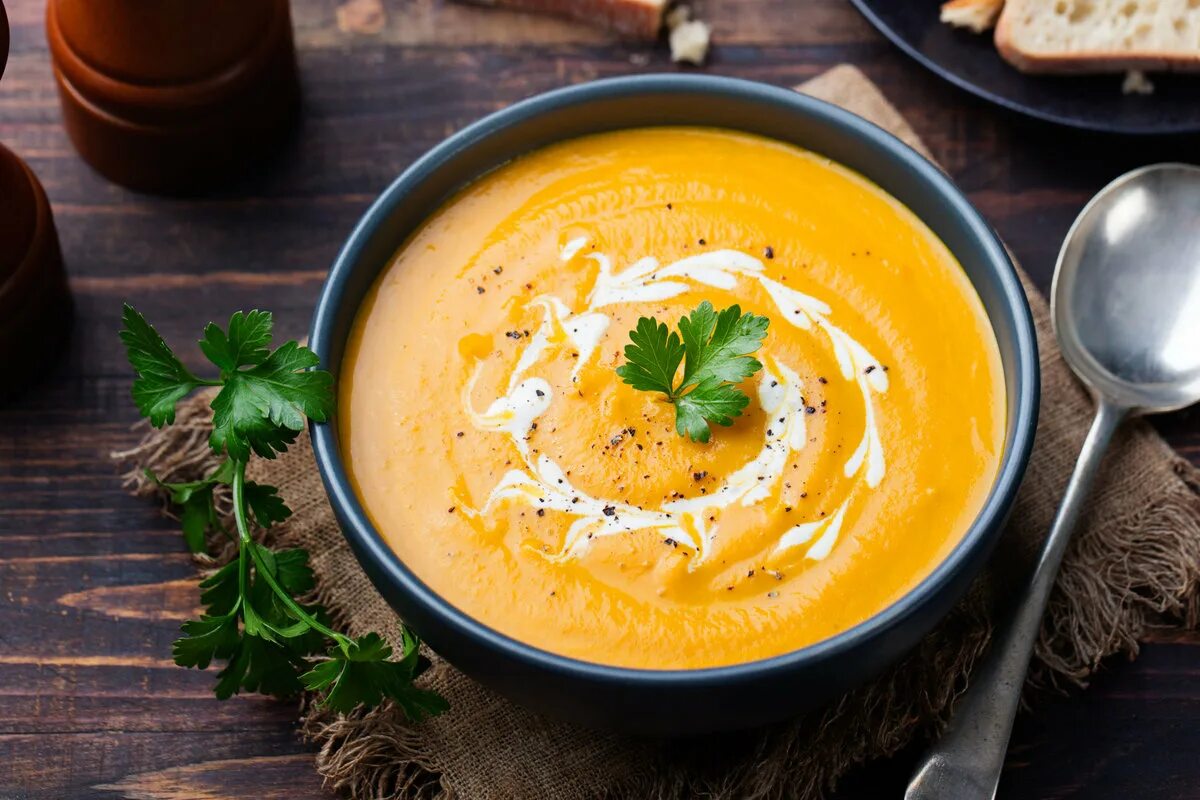 An kalten Tagen wärmt eine leckere Kürbiscremesuppe wunderbar. Die Zubereitung ist ganz einfach