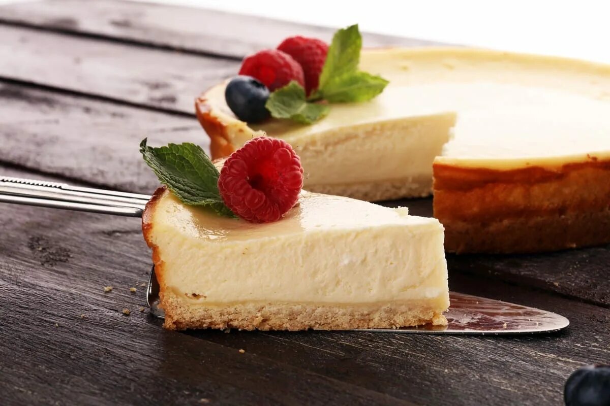Leckerer Cheesecake auf knusprigem Teig. Schmeckt wie bei Oma auf dem Land