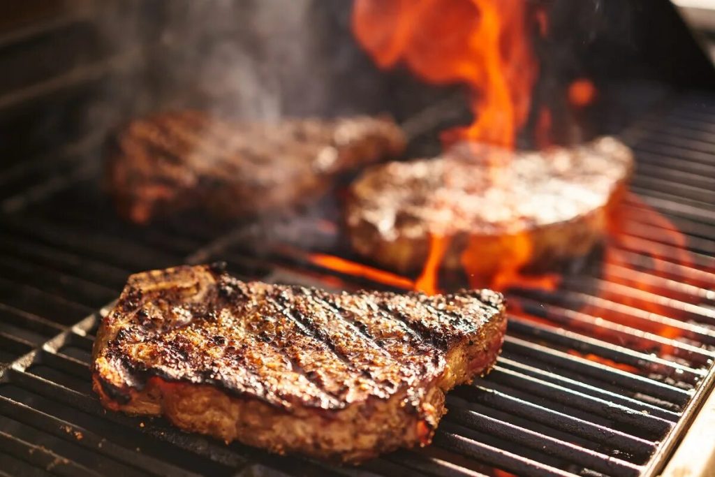 Legen Sie Zitronenschalen auf die Grillkohle: Warum dies empfehlenswert ist