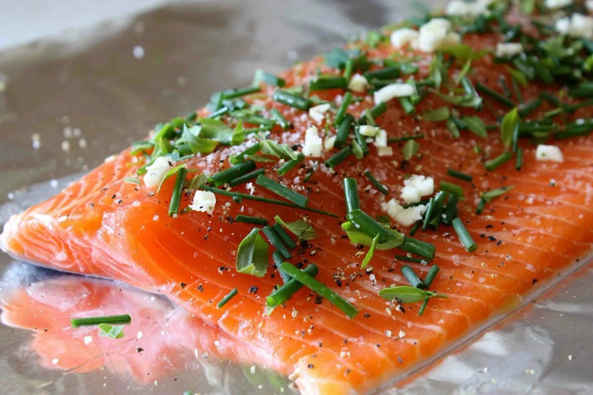Alle fügen immer Dill zu geräuchertem oder frischem Lachs hinzu, aber dieses Gewürz passt viel besser dazu