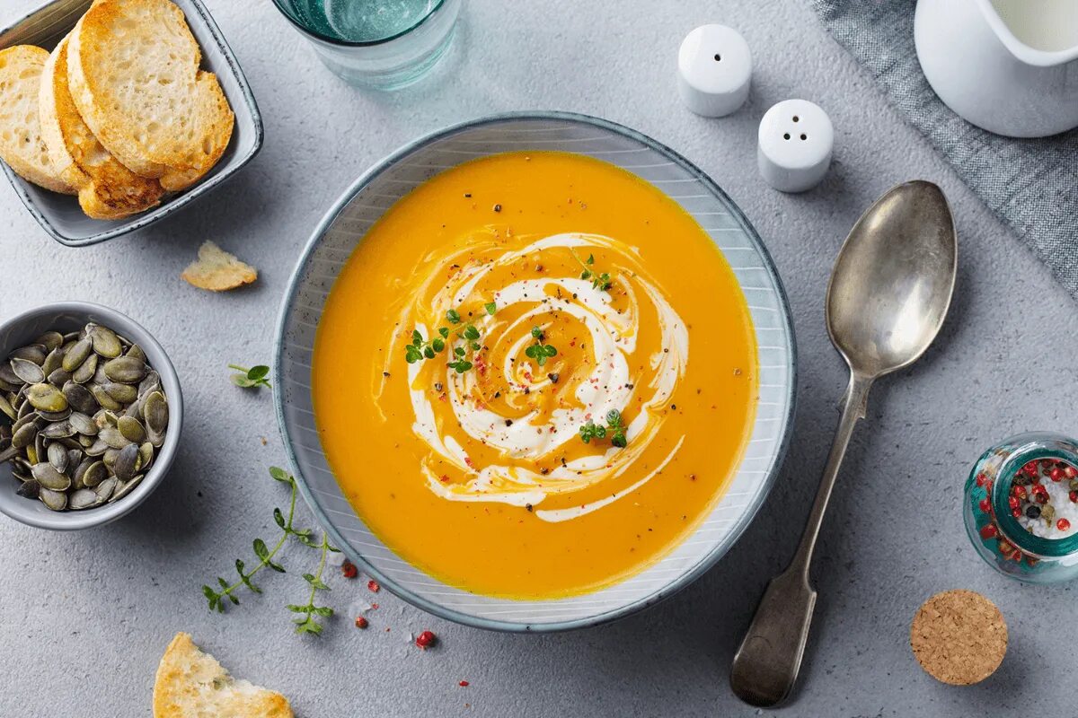 An kalten Tagen wärmt eine leckere Kürbiscremesuppe wunderbar. Die Zubereitung ist ganz einfach