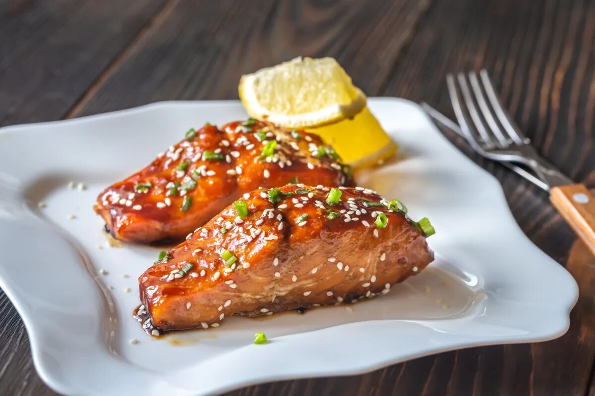 Mit Honig gebackener Lachs – ein überraschendes und sehr einfach zuzubereitendes Fischgericht.