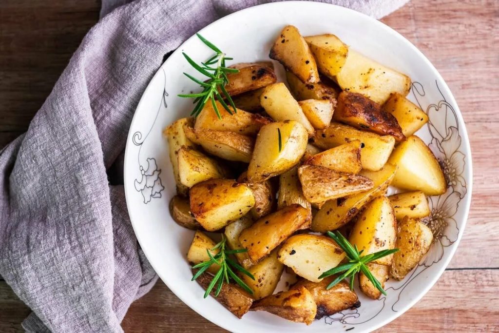 Wie man die besten Bratkartoffeln zubereitet, die niemand verpassen möchte