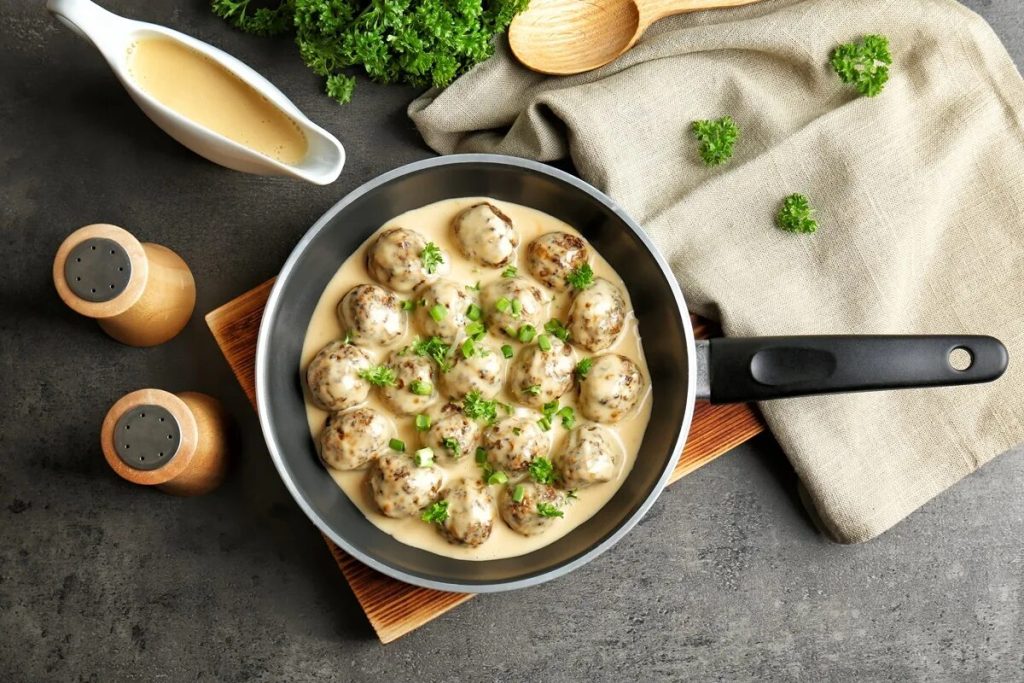 Zarte Hähnchenfleischbällchen in einer geheimen Soße. Ich bereite sie in 30 Minuten zu, und sie verschwinden immer schnell von den Tellern.