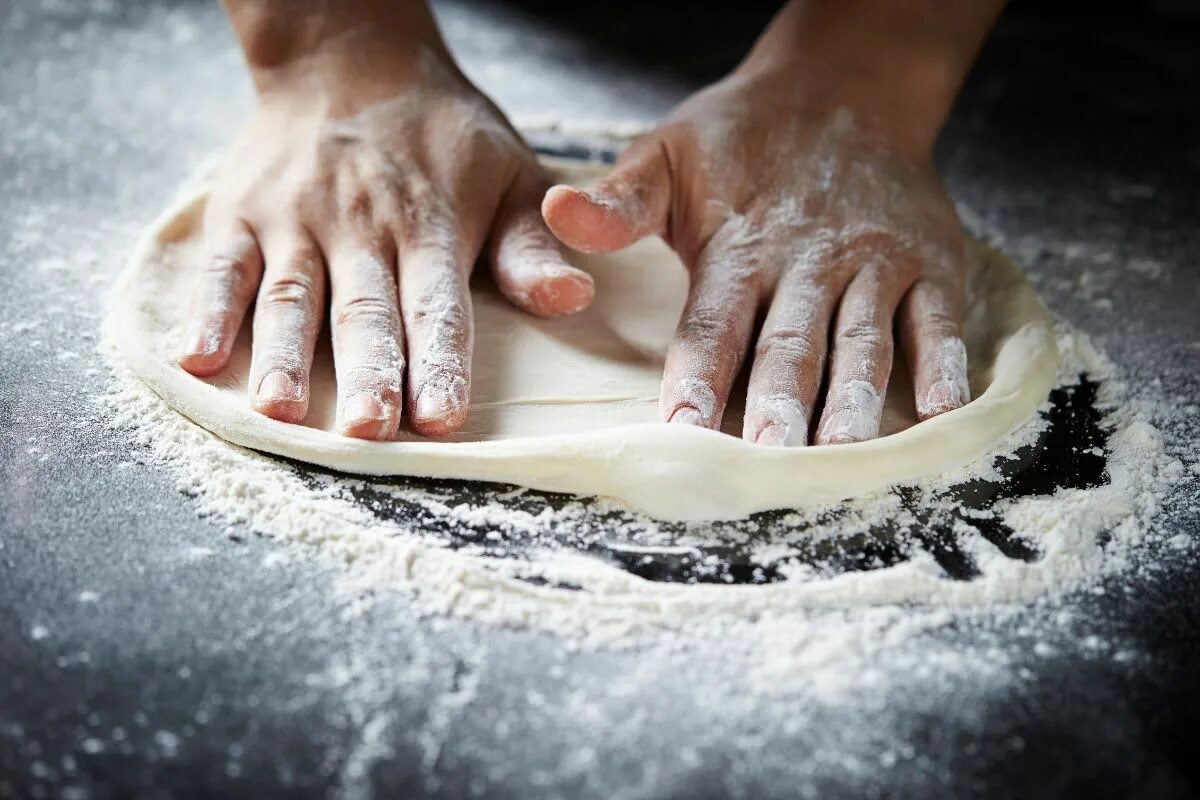 Anstatt sie oben drauf zu legen, füge ich sie dem Teig hinzu. Diese Pizza lässt alle Pizzerien vor Neid erblassen