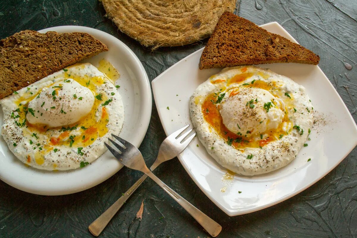 Was gibt es zum Frühstück statt Rührei? Nehmen Sie Eier, Joghurt und Butter, das wird lecker