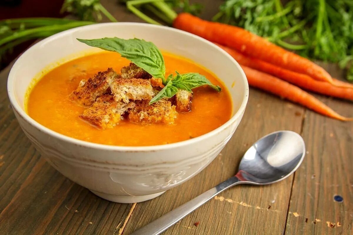 Neben Kürbis und Zucchini: fünf proteinreiche Gemüsesuppen, die ideal für den Herbst sind