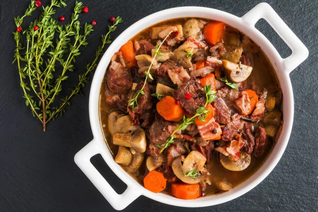 Herbsthit: Ragout mit Fleisch und Gemüse oder vegetarische Variante mit Kichererbsen – das perfekte Gericht für zwei Tage