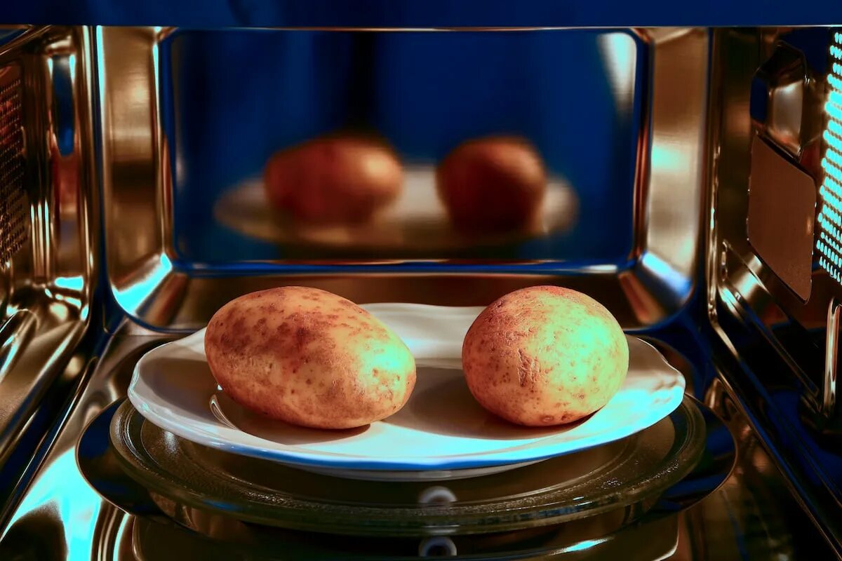 Weder Herd noch Backofen: Das geniale Geheimnis der Chefköche, wie man Kartoffeln in weniger als 10 Minuten zubereitet