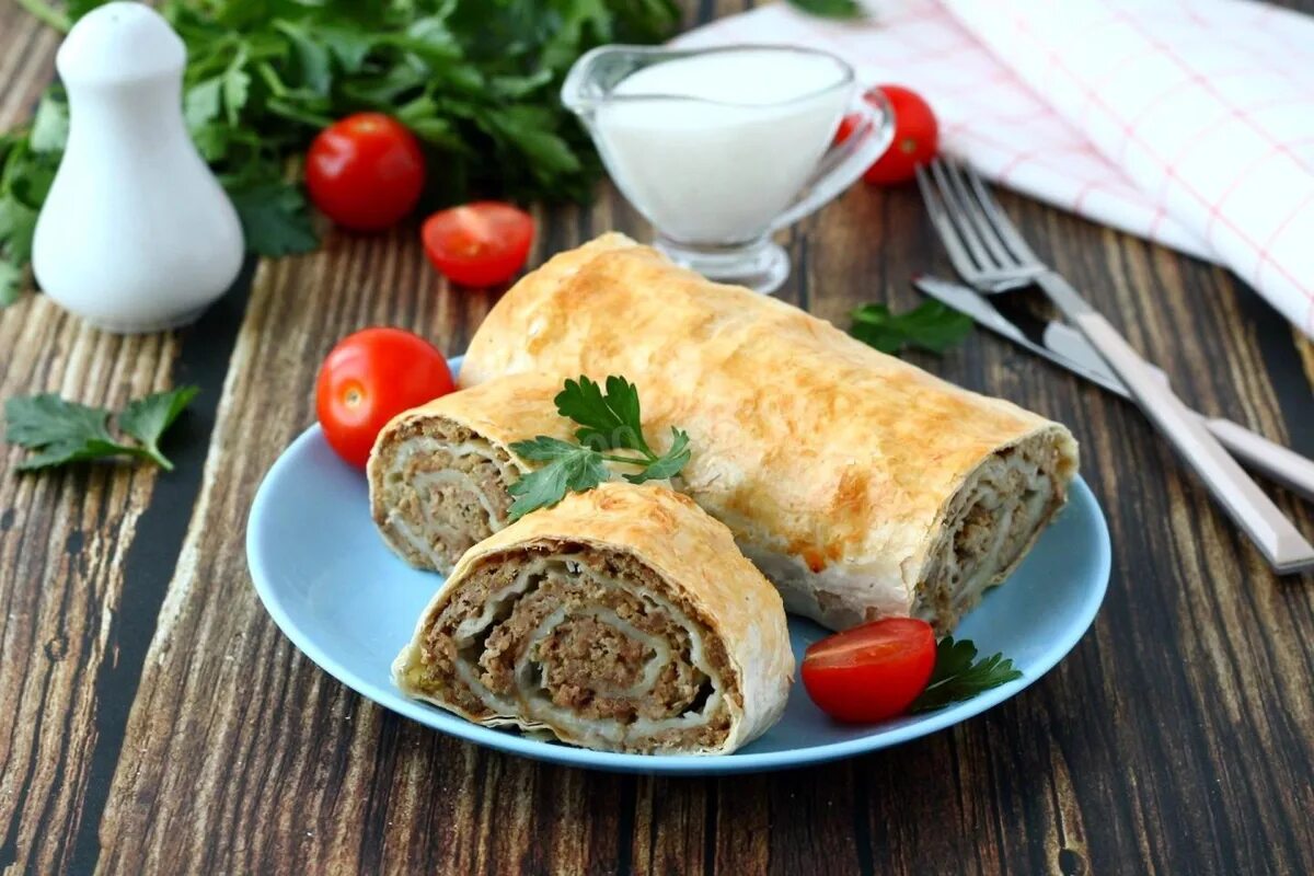 Ich nehme Hackfleisch und Lavash. Ein leckeres Mittag- oder Abendessen ist im Handumdrehen fertig: Die ganze Familie ist begeistert