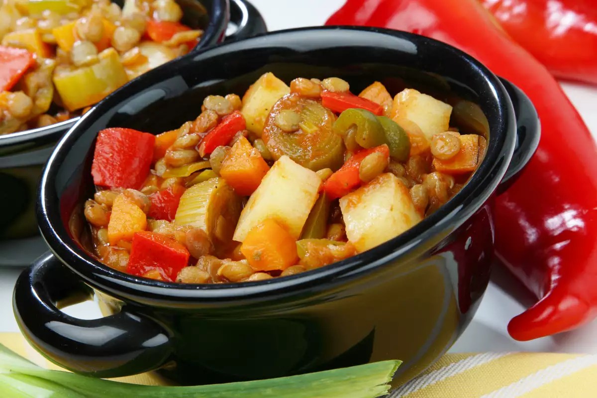 Herbsthit: Ragout mit Fleisch und Gemüse oder vegetarische Variante mit Kichererbsen – das perfekte Gericht für zwei Tage
