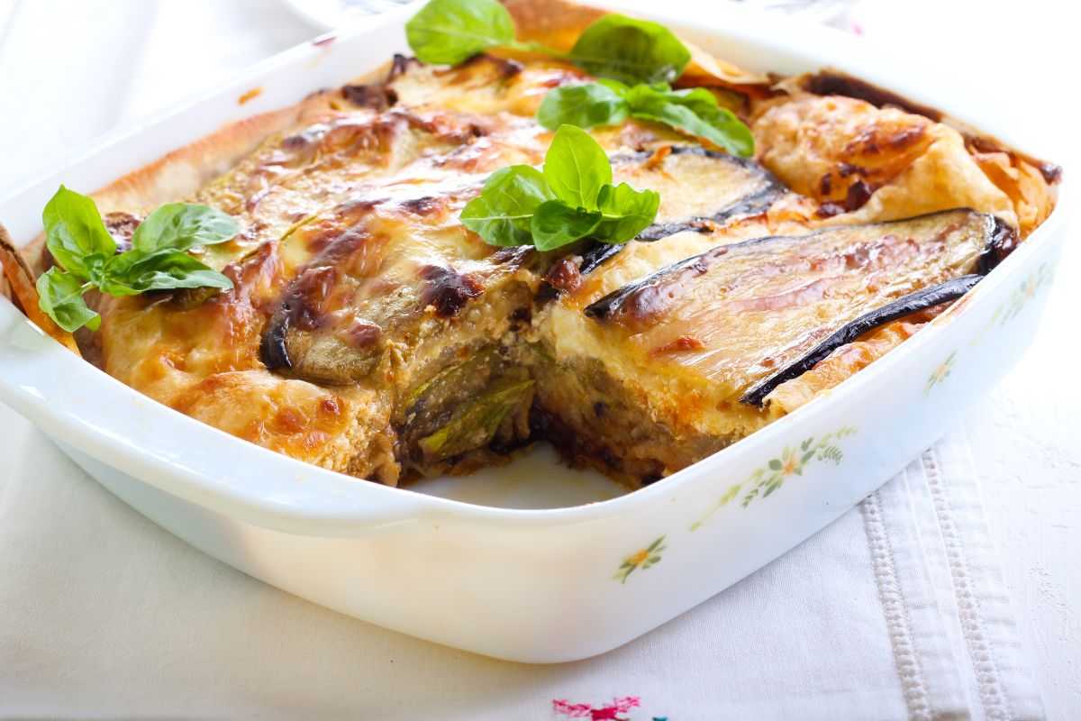 Leichte und gesunde Lasagne mit Hähnchen, Auberginen und Feta-Käse: die leichteste Variante.