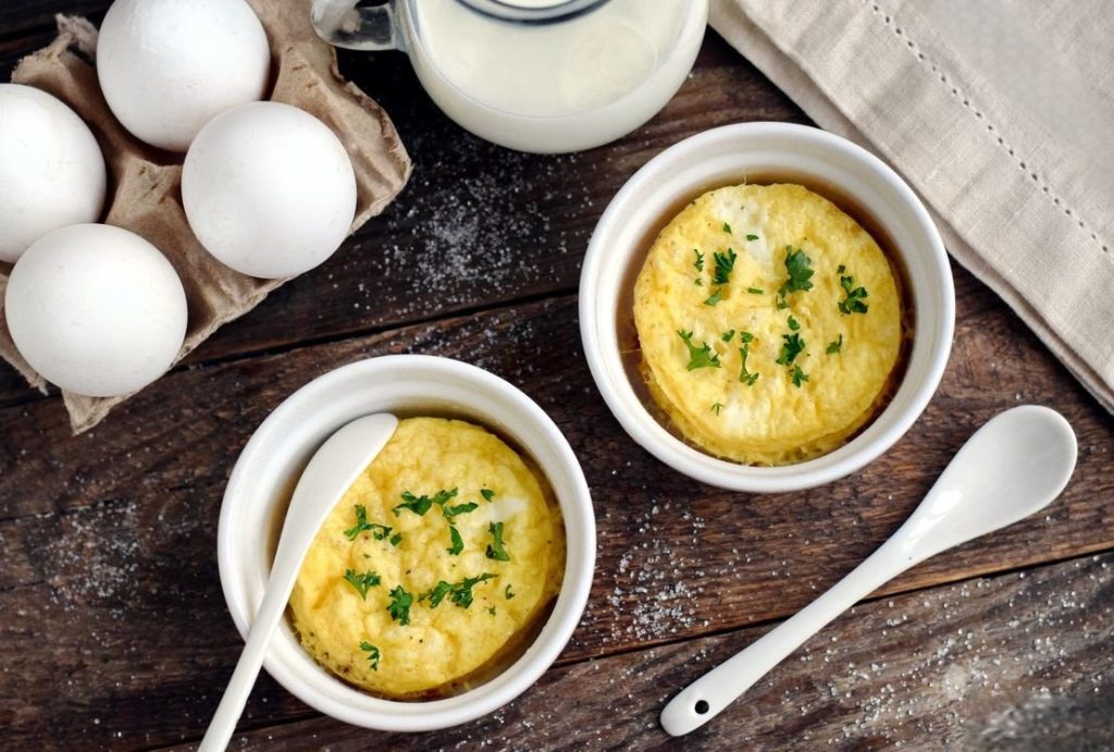 Ich habe ein cleveres Rezept für Eier in 1 Minute vom Chefkoch ausprobiert und es dann am selben Tag zum Frühstück und Mittagessen zubereitet