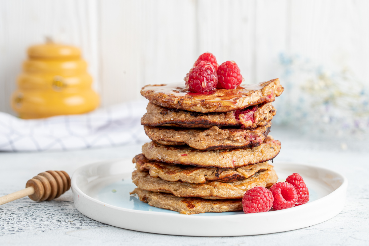 Gesunde Haferflockenpfannkuchen, zubereitet mit einer Küchenmaschine: ohne Mehl und Zucker, fertig in 6 Minuten.