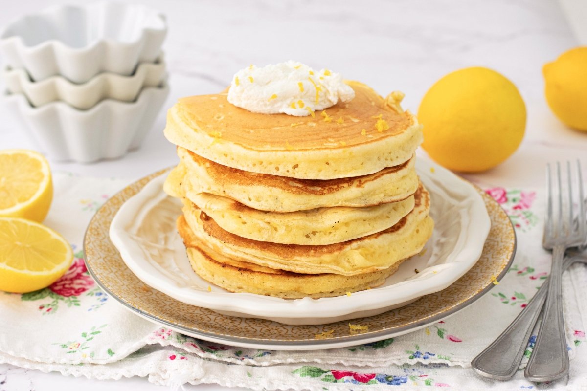 Zitronenpfannkuchen mit Johannisbeermarmelade