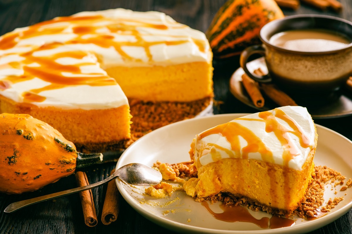 Ich bereite einen Kürbis- Cheesecake ohne Backen zu. Ich spare nicht an aromatischen Gewürzen