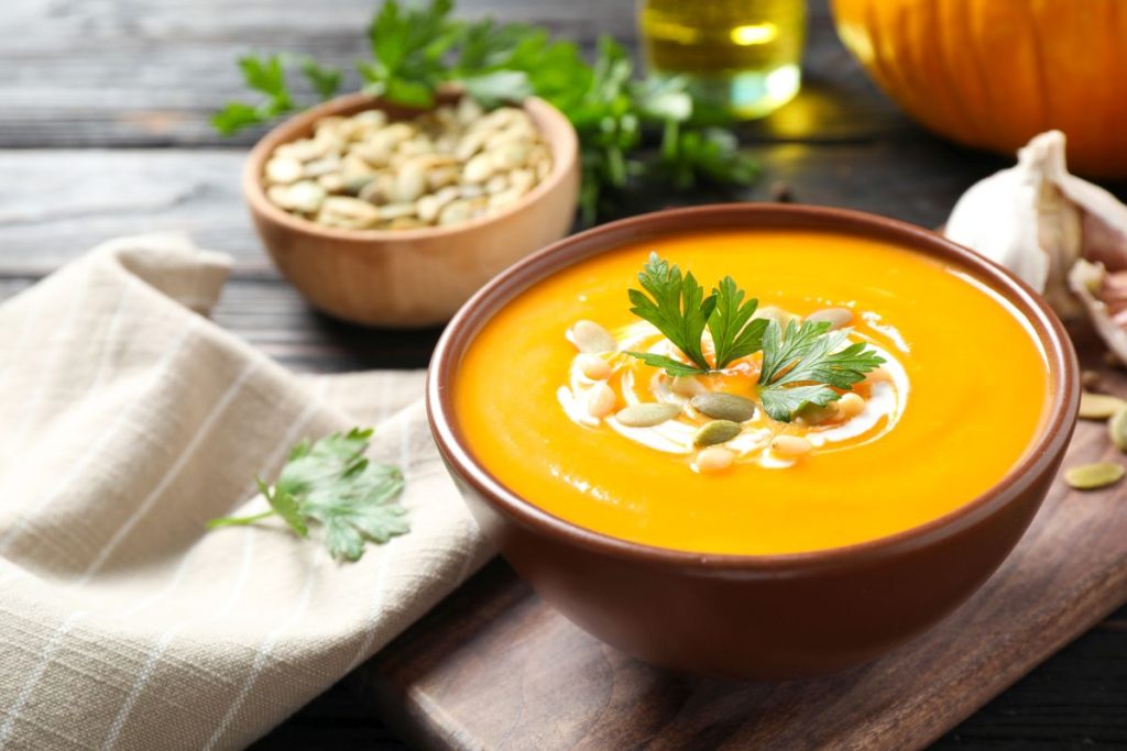 An kalten Tagen wärmt eine leckere Kürbiscremesuppe wunderbar. Die Zubereitung ist ganz einfach
